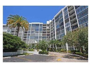 Building Photo - 800 Parkview Dr