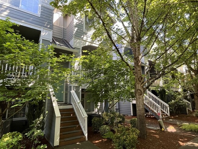 Modern 2 Bedroom + Bonus Room Townhome Near Nike with Dual En Suites, Balcony & Attached Garage - Modern 2 Bedroom + Bonus Room Townhome Near Nike with Dual En Suites, Balcony & Attached Garage