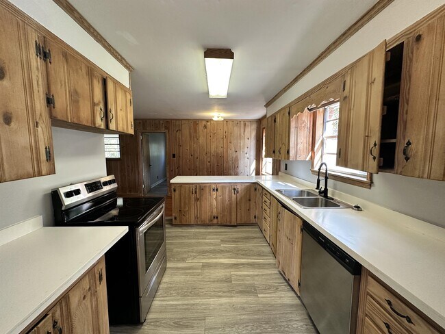 Building Photo - 1001 Riverbend Dr