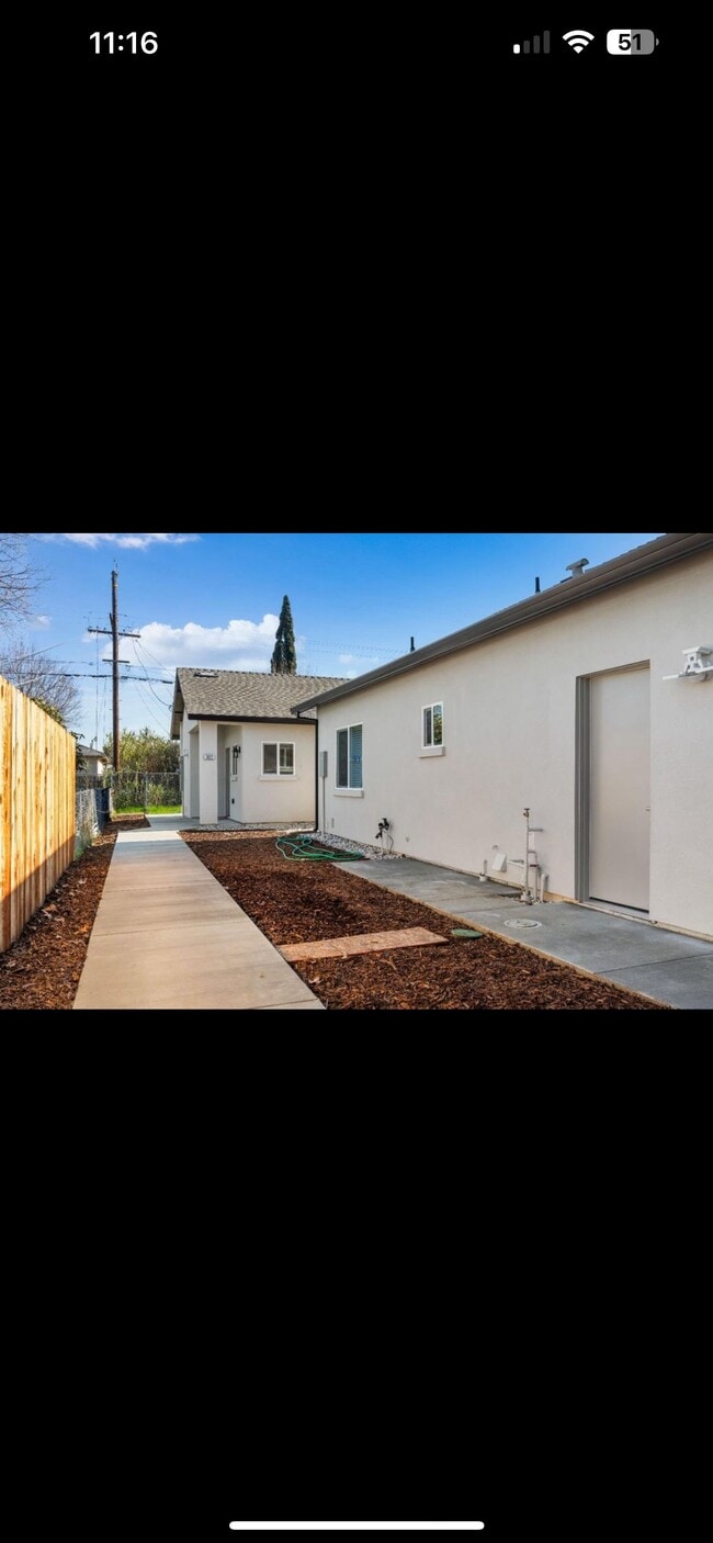 Walkway - 3922 Fig St