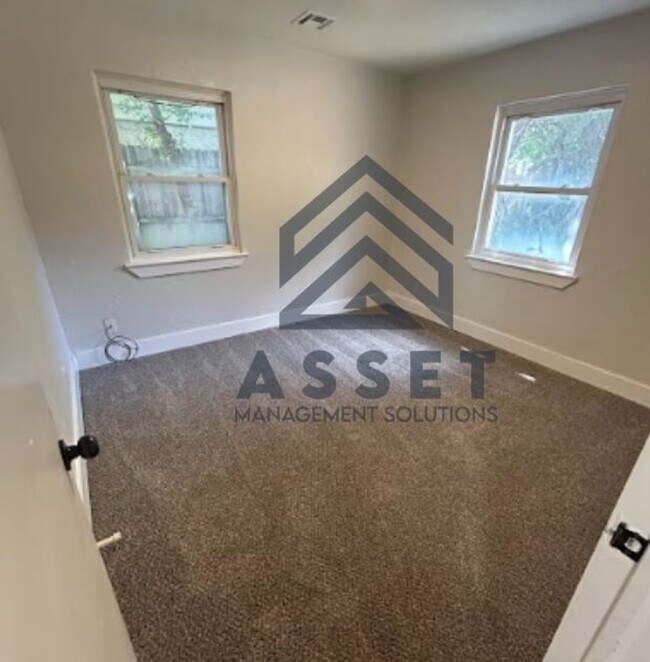 Building Photo - 2116 Westchester Dr