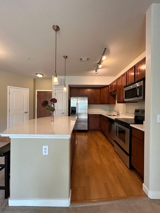 Building Photo - One Bedroom Condo Available For Rent at Va...