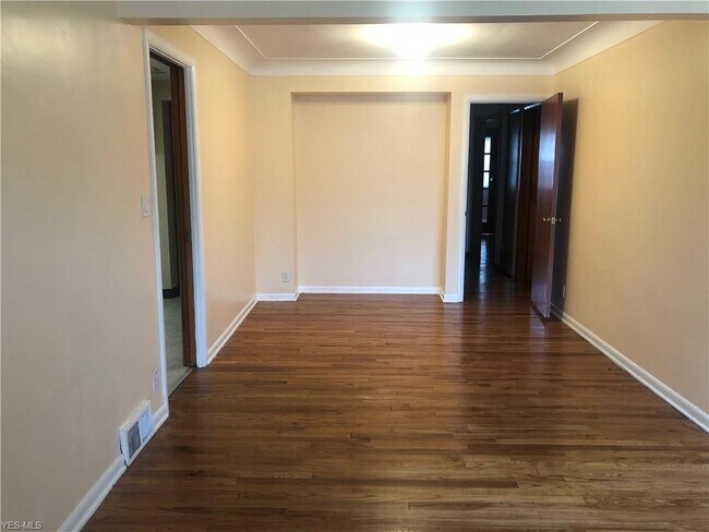 Building Photo - 17611 Chagrin Blvd