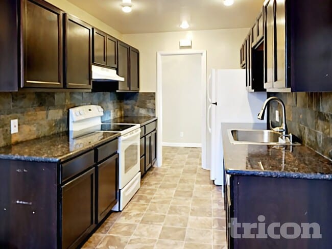 Building Photo - 1355 Royal Dr