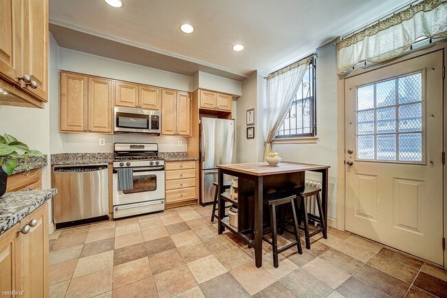 Building Photo - 1 br, 1 bath Condo - 250 S 13th St