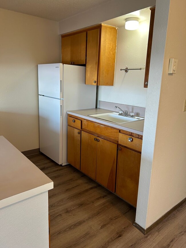 Building Photo - (906) Pioneer Street - 1 Bedroom / 1 Bathroom