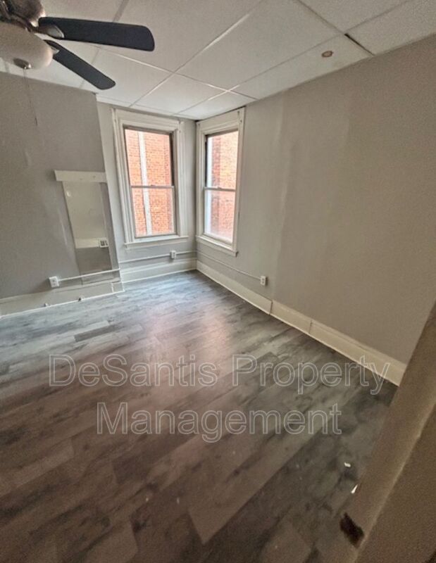 Foto del edificio - 1705 Tustin St
