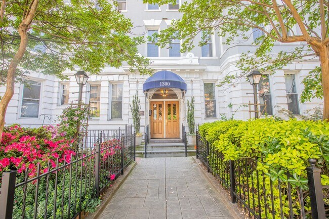 Foto del edificio - Spacious Studio Condo in Logan Circle!