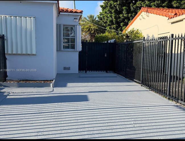 Building Photo - 1765 SW 21st St