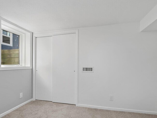 Foto del edificio - 3545 Yukon Ave. S.