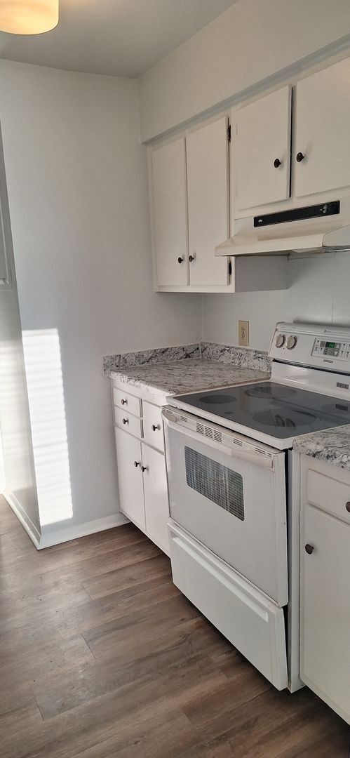 Foto del edificio - 2 Bedroom Town Home Style, beautiful tree-lined property off Western Blvd in Raleigh.