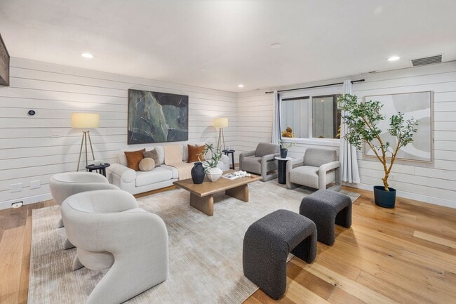 Foto del edificio - Redmond 4BD / 3BA Home with Central A/C on 3 Acres – Available Now