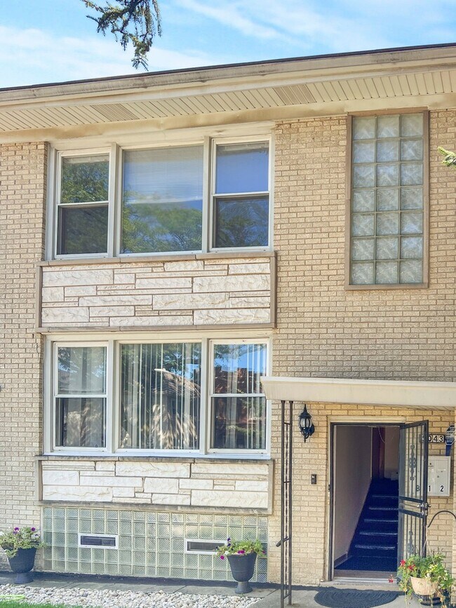 Building Photo - 5043 W Cornelia Ave