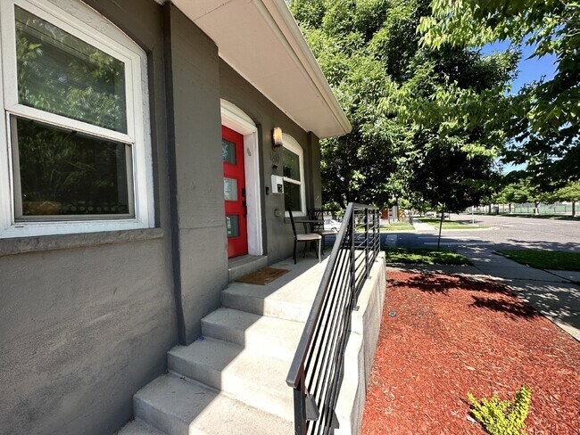 Foto del edificio - "Charming 2-Bed, 2-Bath Home with Gleaming Hardwood Floors in Vibrant Denver!"