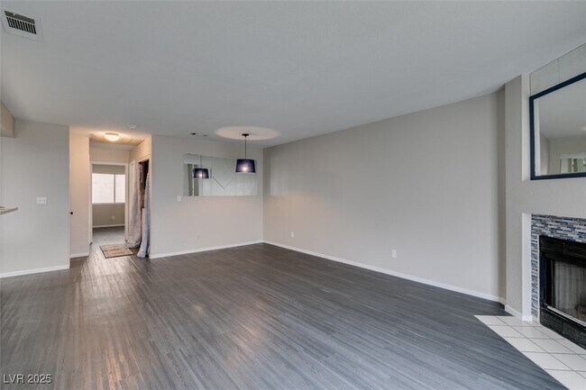 Building Photo - 820 N Sloan Ln