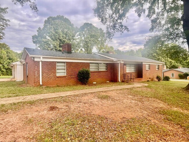 Foto del edificio - This Beautiful 4 bed 2.5 bath brick ranch ...