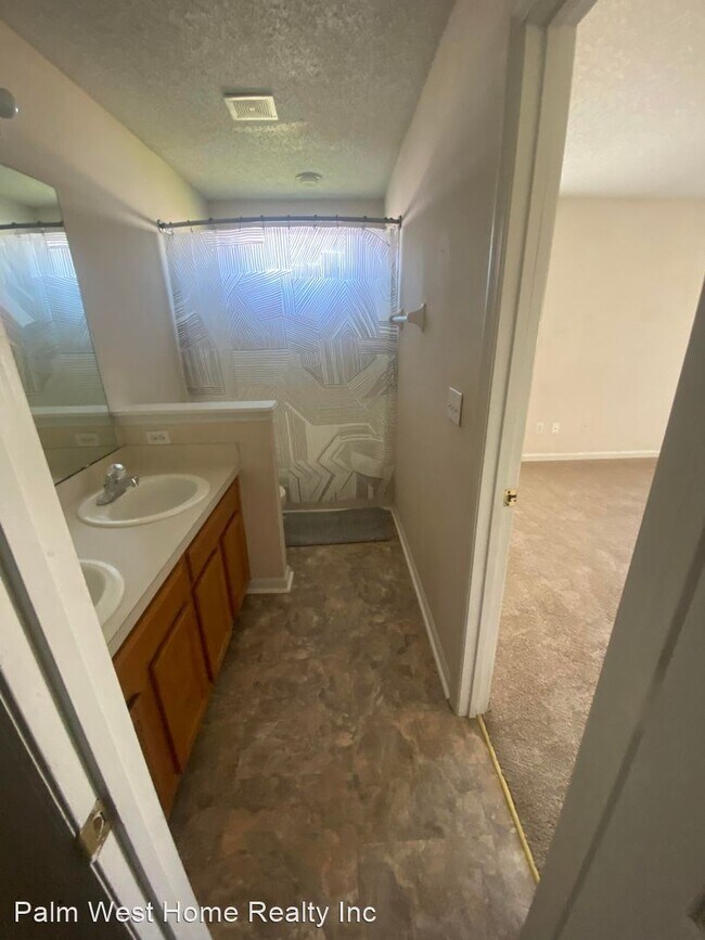 Building Photo - 4 br, 2 bath House - 18 Roxbury Lane
