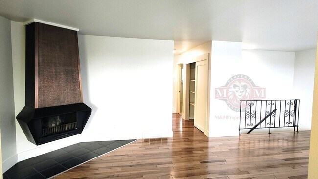 Foto del edificio - Remodeled 3 Bd 2 Ba Duplex Above Foothill