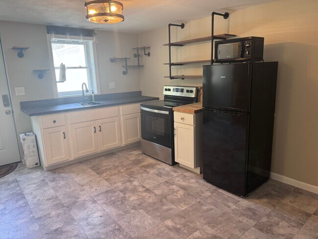 Building Photo - 280 Chambers Dr