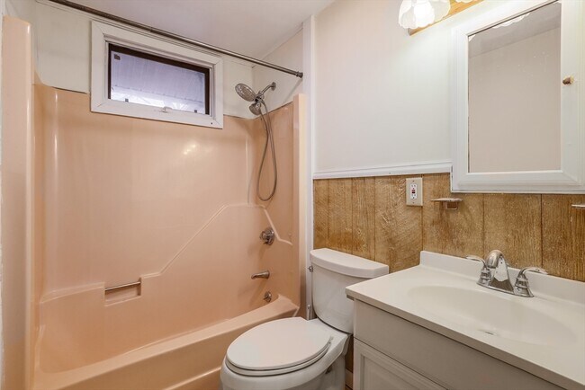 Building Photo - 8 Leonard Dr