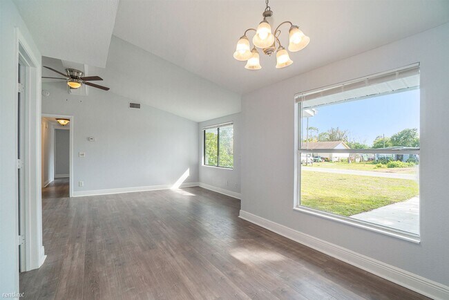 Foto del edificio - 3 br, 2 bath House - 421 East 3rd Street