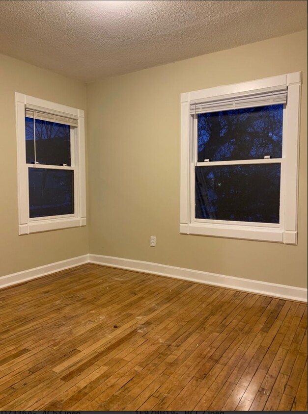 Primary Photo - Spacious 4 Bedroom 1.5 Bathroom Townhouse