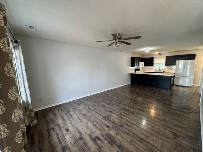 Foto del edificio - 3 Bedroom 2 Bath Home with Garage