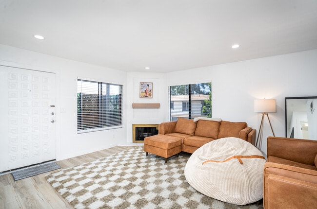 Building Photo - 3407 Del Este Way