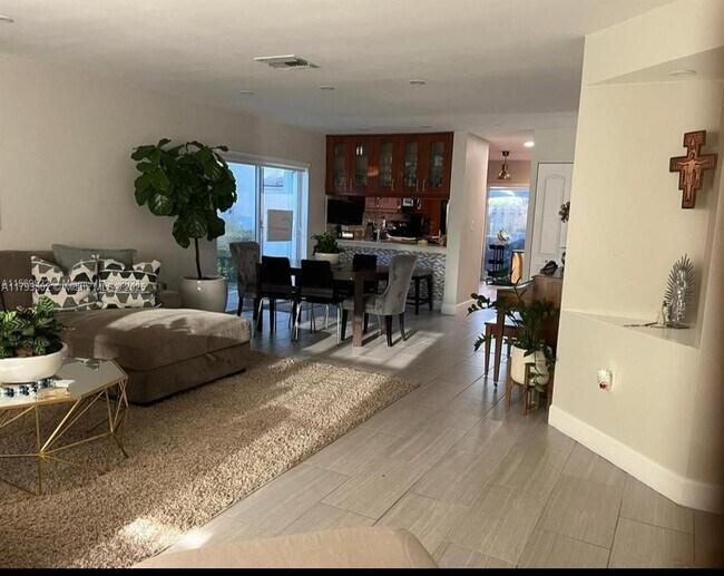 Foto del edificio - 5596 NW 102nd Ct