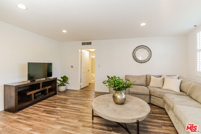 Building Photo - 4501 Cedros Ave