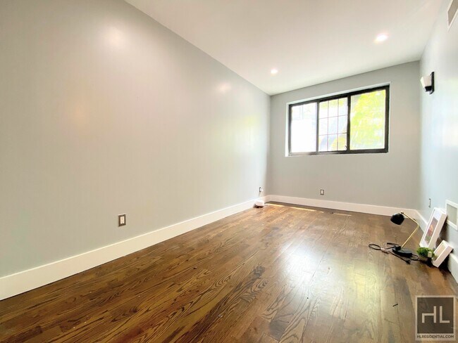 Building Photo - LARGE FIVE BEDROOM DUPLEX- WHIPPLE STREET