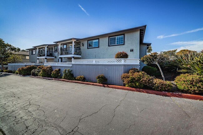 Foto del edificio - Bright 3BD/2BA Upper Condo in Oceanside with Balcony, Community Pool & Tennis Courts
