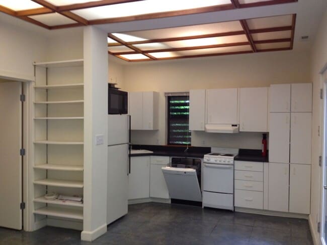 Building Photo - 1 Bed Apartment super close to UNC campus!  Quiet neighborhood & feels like living in a Tree House!