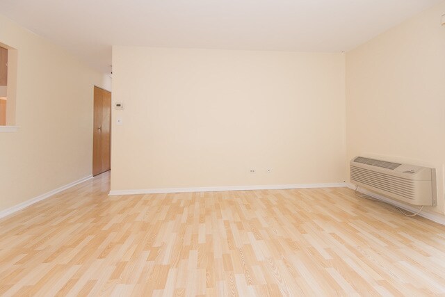 Building Photo - 900 N Lakeside Dr