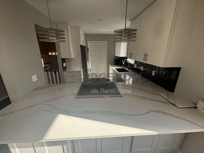 Foto del edificio - 2726 Sandstone Terrace NE
