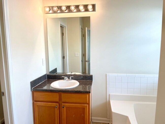 Foto del edificio - Introducing the Perfect 3-Bedroom 2.5-Bath...