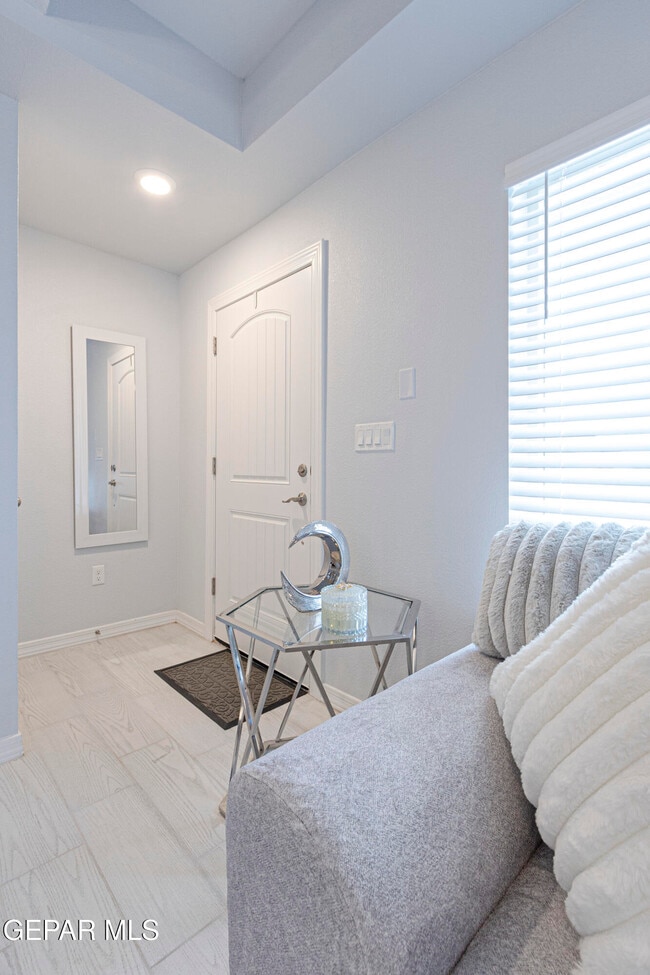 Building Photo - 546 Spanish Oak Dr
