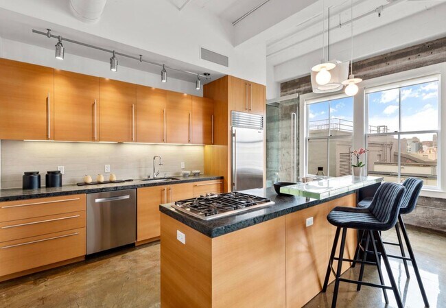 Building Photo - 1BR/1BA PENTHOUSE! Enormous Private Roof D...