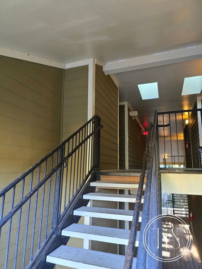 Building Photo - RATE DROP ALERT (was $2300/month)!