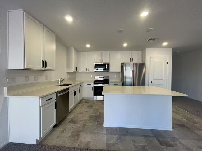 Foto del edificio - Brand new construction house with 4 bedroo...