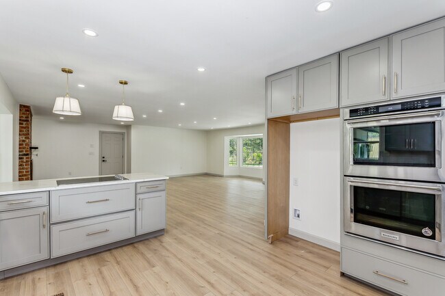 Building Photo - 2243 N Lynnwood Dr