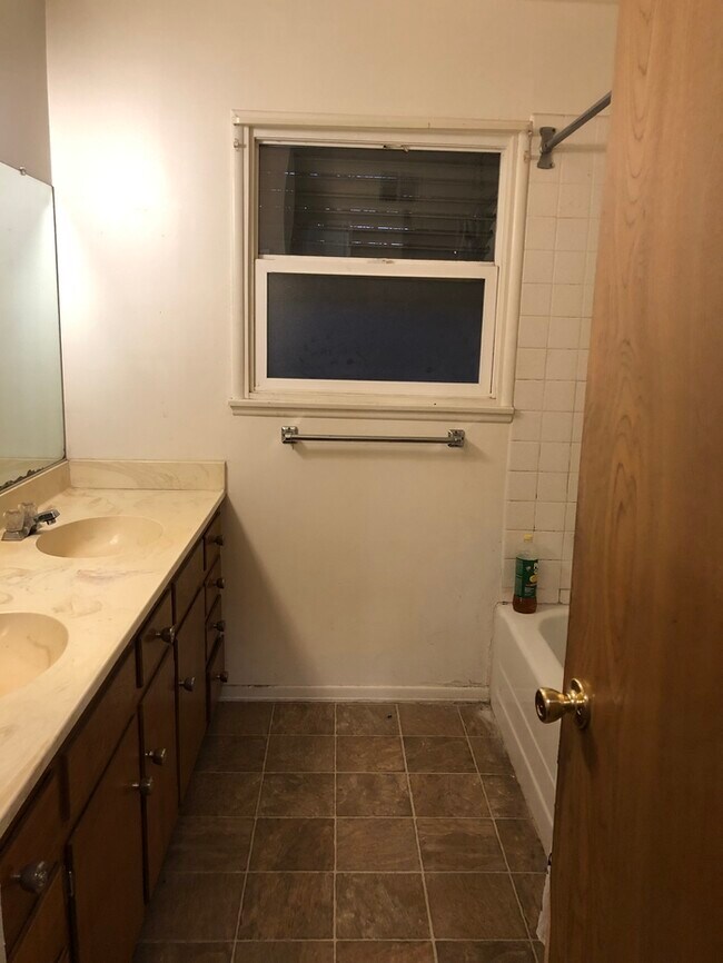 Building Photo - 3 Bedroom 2 Bath House within Walking Dist...