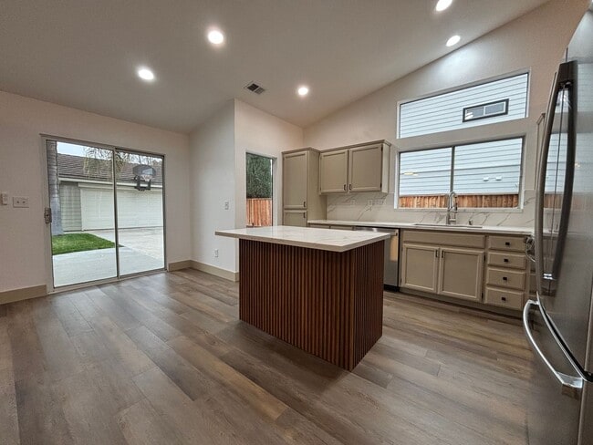 Building Photo - Gorgeous Remodeled Single Story in Brentwood