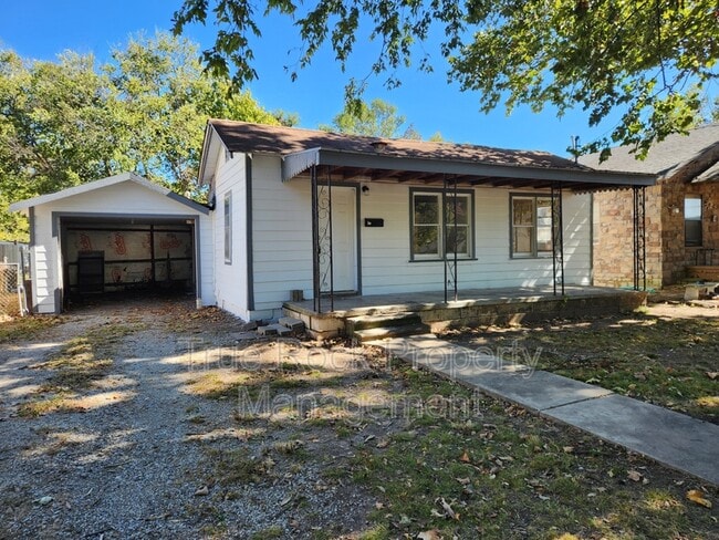 Building Photo - 228 N Cherry