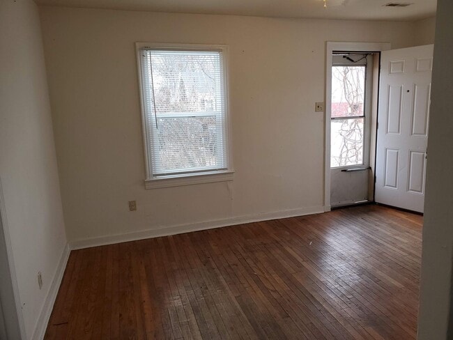 Building Photo - 2 bd, 1 ba house, hardwoods, new paint, fe...