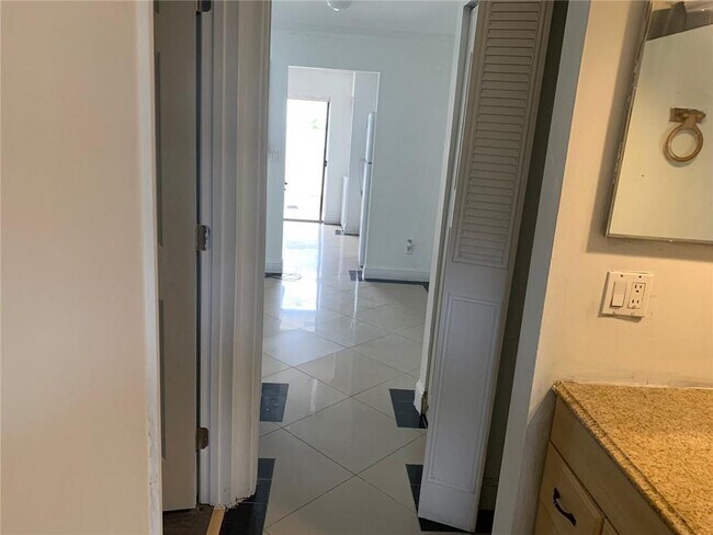 Building Photo - 3000 NW 5th Ter