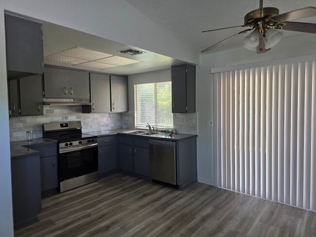Building Photo - 4900 Earlcort Cir