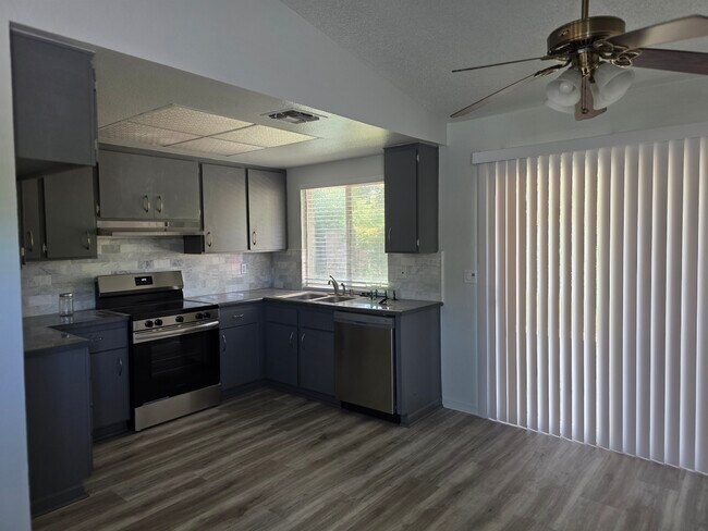 Foto del edificio - 4900 Earlcort Cir