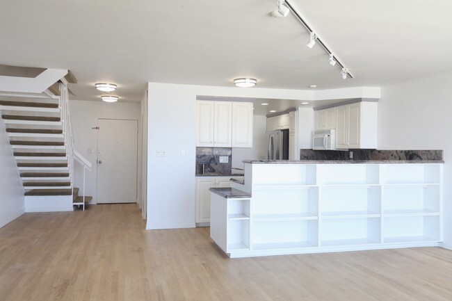 Main living area, facing entry and kitchen - 531 Esplanade