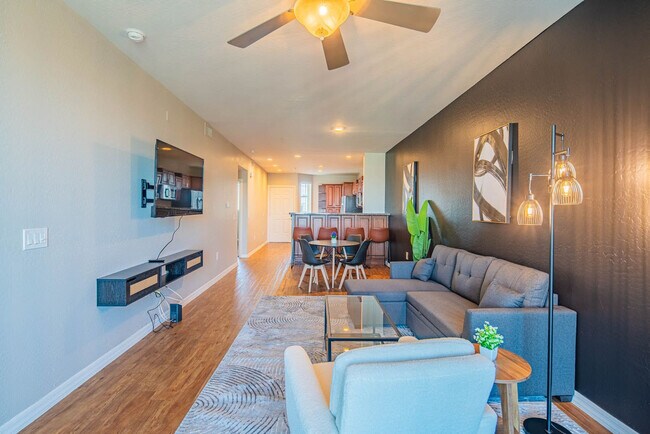 Foto del edificio - 1275 E University Dr